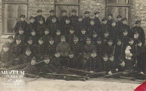 1. Tytuł tematu: Czesław Romiszewski
2. Opis obrazu: pamiątkowe zdjęcie grupowe strażników celnych
3. Data wydarzenia: lata 20. XX w.
4. Osoby widoczne: straszy inspektor Czesław Romiszewski – w pierwszym rzędzie, siódmy od prawej 
5. Hasła przedmiotowe: Straż Celna, kadra
6. Opis techniczny: oryginał, czarnobiałe
7. Autor: brak danych
8. Miejsce przechowywania/właściciel: Lucjan Kwiatkowski