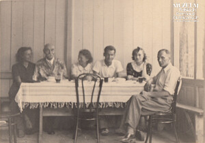 1. Tytuł tematu: Czesław Romiszewski
2. Opis obrazu: Czesław Romiszewski z rodziną na letnisku pod Warszawą  (prawdopodobnie w Józefowie) 
3. Data wydarzenia: 1939 r. 
4. Osoby widoczne: Czesław Romiszewski – drugi z lewej, syn Oktawian Romiszewski – pierwszy z prawej, córka Emilia Romiszewska – druga z prawej  
5. Hasła przedmiotowe: Straż Celna, kadra
6. Opis techniczny: oryginał, czarnobiałe
7. Autor: brak danych
8. Miejsce przechowywania/właściciel: Anna Niemirowicz - Szczytt