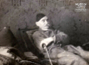 1. Tytuł tematu: Czesław Romiszewski
2. Opis obrazu: ostatnie zdjęcie Czesława Romiszewskiego w mieszkaniu przy ul. Kazimierza Wielkiego w Warszawie 
3. Data wydarzenia: 1940 r. 
4. Osoby widoczne: Czesław Romiszewski
5. Hasła przedmiotowe: Straż Celna, kadra
6. Opis techniczny: oryginał, czarnobiałe
7. Autor: brak danych
8. Miejsce przechowywania/właściciel: Anna Niemirowicz - Szczytt