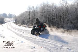 1. Tytuł tematu: patrol w warunkach zimowych
2. Opis obrazu: funkcjonariusz Placówki Straży Granicznej w Ustrzykach Górnych (Bieszczadzki Oddział SG) podczas patrolu granicznego w terenie z użyciem pojazdu typu quad
3. Data wydarzenia: 02.02.2009 r.
4. Osoby widoczne: brak danych
5. Hasła przedmiotowe: Straż Graniczna, ochrona fizyczna
6. Opis techniczny: zdjęcie cyfrowe, kolor
7. Autor: Krzysztof Niemiec 
8. Miejsce przechowywania/właściciel: Archiwum Straży Granicznej w Szczecinie