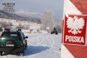 1. Tytuł tematu: patrol w warunkach zimowych
2. Opis obrazu: funkcjonariusze Placówki Straży Granicznej w Ustrzykach Górnych (Bieszczadzki Oddział SG) podczas patrolu granicznego w terenie
3. Data wydarzenia: 02.02.2009 r.
4. Osoby widoczne: brak danych
5. Hasła przedmiotowe: Straż Graniczna, ochrona fizyczna
6. Opis techniczny: zdjęcie cyfrowe, kolor
7. Autor: Krzysztof Niemiec 
8. Miejsce przechowywania/właściciel: Archiwum Straży Granicznej w Szczecinie
