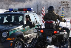 1. Tytuł tematu: patrol w warunkach zimowych
2. Opis obrazu: funkcjonariusze Placówki Straży Granicznej w Ustrzykach Górnych (Bieszczadzki Oddział SG) podczas patrolu granicznego w terenie
3. Data wydarzenia: 02.02.2009 r.
4. Osoby widoczne: brak danych
5. Hasła przedmiotowe: Straż Graniczna, ochrona fizyczna
6. Opis techniczny: zdjęcie cyfrowe, kolor
7. Autor: Krzysztof Niemiec 
8. Miejsce przechowywania/właściciel: Archiwum Straży Granicznej w Szczecinie