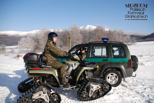 1. Tytuł tematu: patrol w warunkach zimowych
2. Opis obrazu: funkcjonariusze Placówki Straży Granicznej w Ustrzykach Górnych (Bieszczadzki Oddział SG) podczas patrolu granicznego w terenie
3. Data wydarzenia: 02.02.2009 r.
4. Osoby widoczne: brak danych
5. Hasła przedmiotowe: Straż Graniczna, ochrona fizyczna
6. Opis techniczny: zdjęcie cyfrowe, kolor
7. Autor: Krzysztof Niemiec 
8. Miejsce przechowywania/właściciel: Archiwum Straży Granicznej w Szczecinie