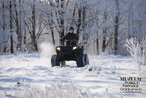 1. Tytuł tematu: patrol w warunkach zimowych
2. Opis obrazu: funkcjonariusz Placówki Straży Granicznej w Ustrzykach Górnych (Bieszczadzki Oddział SG) podczas patrolu granicznego w terenie z użyciem pojazdu typu quad
3. Data wydarzenia: 02.02.2009 r.
4. Osoby widoczne: brak danych
5. Hasła przedmiotowe: Straż Graniczna, ochrona fizyczna
6. Opis techniczny: zdjęcie cyfrowe, kolor
7. Autor: Krzysztof Niemiec 
8. Miejsce przechowywania/właściciel: Archiwum Straży Granicznej w Szczecinie