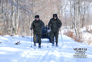 1. Tytuł tematu: patrol w warunkach zimowych
2. Opis obrazu: funkcjonariusze Placówki Straży Granicznej w Ustrzykach Górnych (Bieszczadzki Oddział SG) podczas patrolu granicznego w terenie
3. Data wydarzenia: 02.02.2009 r.
4. Osoby widoczne: brak danych
5. Hasła przedmiotowe: Straż Graniczna, ochrona fizyczna
6. Opis techniczny: zdjęcie cyfrowe, kolor
7. Autor: Krzysztof Niemiec 
8. Miejsce przechowywania/właściciel: Archiwum Straży Granicznej w Szczecinie