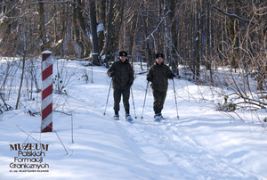 1. Tytuł tematu: patrol w warunkach zimowych
2. Opis obrazu: funkcjonariusze Placówki Straży Granicznej w Ustrzykach Górnych (Bieszczadzki Oddział SG) podczas patrolu granicznego w terenie 
3. Data wydarzenia: 02.02.2009 r.
4. Osoby widoczne: brak danych
5. Hasła przedmiotowe: Straż Graniczna, ochrona fizyczna
6. Opis techniczny: zdjęcie cyfrowe, kolor
7. Autor: Krzysztof Niemiec 
8. Miejsce przechowywania/właściciel: Archiwum Straży Granicznej w Szczecinie