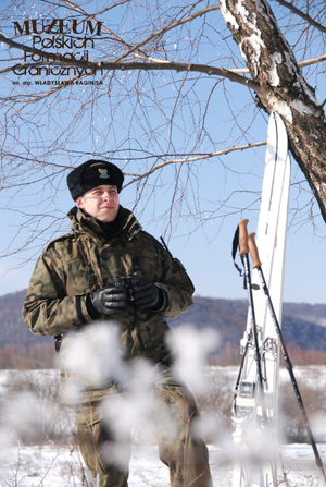1. Tytuł tematu: patrol w warunkach zimowych
2. Opis obrazu: funkcjonariusz Placówki Straży Granicznej w Ustrzykach Górnych (Bieszczadzki Oddział SG) podczas patrolu granicznego w terenie
3. Data wydarzenia: 02.02.2009 r.
4. Osoby widoczne: brak danych
5. Hasła przedmiotowe: Straż Graniczna, ochrona fizyczna
6. Opis techniczny: zdjęcie cyfrowe, kolor
7. Autor: Krzysztof Niemiec 
8. Miejsce przechowywania/właściciel: Archiwum Straży Granicznej w Szczecinie