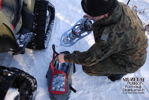 1. Tytuł tematu: patrol w warunkach zimowych
2. Opis obrazu: funkcjonariusz Placówki Straży Granicznej w Ustrzykach Górnych (Bieszczadzki Oddział SG) podczas patrolu granicznego w terenie
3. Data wydarzenia: 02.02.2009 r.
4. Osoby widoczne: brak danych
5. Hasła przedmiotowe: Straż Graniczna, ochrona fizyczna
6. Opis techniczny: zdjęcie cyfrowe, kolor
7. Autor: Krzysztof Niemiec 
8. Miejsce przechowywania/właściciel: Archiwum Straży Granicznej w Szczecinie