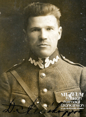 1. Tytuł: ppor. Dominik Anisko
2. Opis obrazu: oficer służący w Straży Granicznej 1922 – 1923
3. Data wydarzenia: lata 20. XX w.
4. Osoby widoczne: ppor. Dominik Anisko
5. Hasła przedmiotowe: Straż Graniczna 1922 – 1923, kadra
6. Opis techniczny: 5 cm x 7 cm, oryginał, czarnobiałe
7. Autor: brak danych
8. Miejsce przechowywania/właściciel: Archiwum Straży Granicznej w Szczecinie