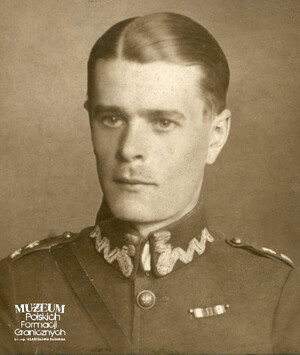 1. Tytuł: por. Jerzy Antoszewicz 
2. Opis obrazu: oficer służący w: Strzelcach Granicznych (6 Pułk SG), Batalionach Celnych (6 BC) i Straży Granicznej 1922-1923  
3. Data wydarzenia: lata 20. XX w.
4. Osoby widoczne: por. Jerzy Antoszewicz (ur.19.02.1898 r.)
5. Hasła przedmiotowe: Strzelcy Graniczni, Bataliony Celne, Straż Graniczna 1922 – 1923, kadra
6. Opis techniczny: 5 cm x 7 cm, oryginał, czarnobiałe
7. Autor: brak danych
8. Miejsce przechowywania/właściciel: Archiwum Straży Granicznej w Szczecinie