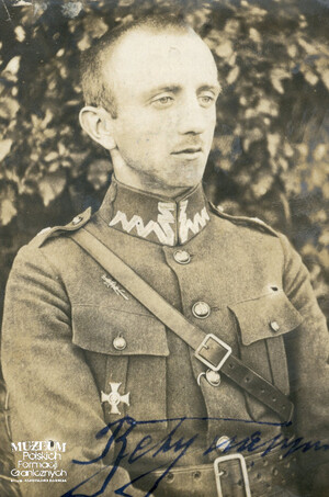 1. Tytuł: kpt. Alojzy Betyna
2. Opis obrazu: oficer służący w: Batalionach Wartowniczych (2/VIII BW), Batalionach Celnych (20 BC), Straży Granicznej 1922 – 1923
3. Data wydarzenia: lata 20. XX w.
4. Osoby widoczne: kpt. Alojzy Betyna (ur. 24.05.1895 r.)
5. Hasła przedmiotowe: Bataliony Wartownicze, Bataliony Celne, Straż Graniczna 1922 – 1923, kadra
6. Opis techniczny: 5 cm x 7 cm, oryginał, czarnobiałe
7. Autor: brak danych
8. Miejsce przechowywania/właściciel: Archiwum Straży Granicznej w Szczecinie