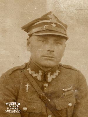 1. Tytuł: por. Władysław Baliński
2. Opis obrazu: oficer służący w: Batalionach Celnych (24 BC), Straży Granicznej 1922 – 1923
3. Data wydarzenia: lata 20. XX w.
4. Osoby widoczne: por. Władysław Baliński (ur. 07.03.1896 r.)
5. Hasła przedmiotowe: Bataliony Celne, Straż Graniczna 1922 – 1923, kadra
6. Opis techniczny: 5 cm x 7 cm, oryginał, czarnobiałe
7. Autor: brak danych
8. Miejsce przechowywania/właściciel: Archiwum Straży Granicznej w Szczecinie