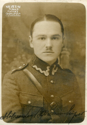 1. Tytuł: por. Aleksander Baranowski
2. Opis obrazu: oficer służący w: Wojskowej Straży Granicznej, Strzelcach Granicznych, Batalionach Wartowniczych, Batalionach Celnych
3. Data wydarzenia: lata 20. XX w.
4. Osoby widoczne: por. Aleksander Baranowski
5. Hasła przedmiotowe: Wojskowa Straż Graniczna, Strzelcy Graniczna, Bataliony Wartownicze, Bataliony Celne, kadra
6. Opis techniczny: 5 cm x 7 cm, oryginał, czarnobiałe
7. Autor: brak danych
8. Miejsce przechowywania/właściciel: Archiwum Straży Granicznej w Szczecinie