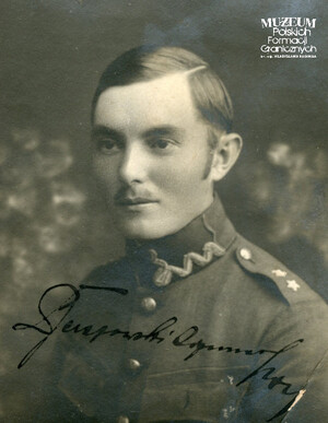 1. Tytuł: por. Kazimierz Berczowski
2. Opis obrazu: oficer służący w Batalionach Celnych (11 BC, 17 BC i 19 BC) 
3. Data wydarzenia: lata 20. XX w.
4. Osoby widoczne: por Kazimierz Berczowski
5. Hasła przedmiotowe: Bataliony Celne, kadra
6. Opis techniczny: 5 cm x 7 cm, oryginał, czarnobiałe
7. Autor: brak danych
8. Miejsce przechowywania/właściciel: Archiwum Straży Granicznej w Szczecinie