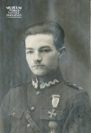 1. Tytuł: por. Henryk Berling
2. Opis obrazu: oficer służący w: Batalionach Celnych, Straży Granicznej 1922 – 1923
3. Data wydarzenia: lata 20. XX w.
4. Osoby widoczne: por Henryk Berling (ur.16.06.1900 r.)
5. Hasła przedmiotowe: Bataliony Celne, Straż Graniczna 1922 – 1923, kadra
6. Opis techniczny: 5 cm x 7 cm, oryginał, czarnobiałe
7. Autor: brak danych
8. Miejsce przechowywania/właściciel: Archiwum Straży Granicznej w Szczecinie