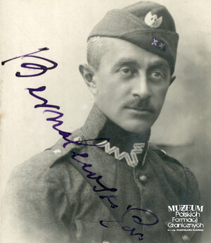 1. Tytuł: por. Włodzimierz Bernalewski
2. Opis obrazu: oficer służący w: Batalionach Celnych (1 BC i 27 BC) i Straży Granicznej 1922 – 1923
3. Data wydarzenia: lata 20. XX w.
4. Osoby widoczne: por. Włodzimierz Bernalewski (ur. 07.05.1883 r.)
5. Hasła przedmiotowe: Bataliony Celne, Straż Graniczna 1922 – 1923, kadra
6. Opis techniczny: 5 cm x 7 cm, oryginał, czarnobiałe
7. Autor: brak danych
8. Miejsce przechowywania/właściciel: Archiwum Straży Granicznej w Szczecinie