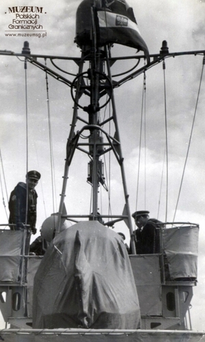 1. Tytuł tematu: okręt ochrony pogranicza
2. Opis obrazu: marynarze na stanowiskach okrętu ochrony pogranicza
3. Data wydarzenia: 1967 r.
4. Osoby widoczne: brak danych
5. Hasła przedmiotowe: Wojska Ochrony Pogranicza, środki transportu
6. Opis techniczny: 8,7 x 14,3 cm, oryginał, czarnobiałe
7. Autor: brak danych
8. Miejsce przechowywania/właściciel: Archiwum Straży Granicznej w Szczecinie