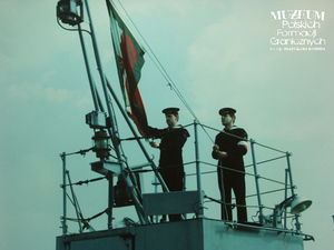 1. Tytuł tematu: patrol graniczny
2. Opis obrazu: marynarze Wojsk Ochrony Pogranicza podczas wciągania bandery na jednostce pływającej WOP
3. Data wydarzenia: lata 80. XX w.
4. Osoby widoczne: brak danych 
5. Hasła przedmiotowe: Wojska Ochrony Pogranicza, ochrona fizyczna
6. Opis techniczny: zdjęcie cyfrowe, kolorowe
7. Autor: Krzysztof Niemiec
8. Miejsce przechowywania/właściciel: Archiwum Straży Granicznej w Szczecinie