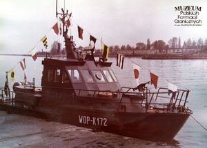 1. Tytuł tematu: jednostka pływająca
2. Opis obrazu: kuter pościgowy Wojsk Ochrony Pogranicza o numerze bocznym: WOP K-172
3. Data wydarzenia: lata 80. XX w.
4. Osoby widoczne: brak danych 
5. Hasła przedmiotowe: Wojska Ochrony Pogranicza, ochrona fizyczna
6. Opis techniczny: zdjęcie cyfrowe, kolorowe
7. Autor: Krzysztof Niemiec
8. Miejsce przechowywania/właściciel: Archiwum Straży Granicznej w Szczecinie