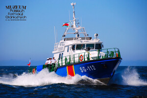 1. Tytuł tematu: patrol graniczny
2. Opis obrazu: łódź „Patrol 2” z Morskiego Oddziału Straży Granicznej podczas patrolowania wybrzeża    
3. Data wydarzenia: 23.06.2010 r. 
4. Osoby widoczne: brak danych
5. Hasła przedmiotowe: Straż Graniczna, środki transportu
6. Opis techniczny: zdjęcie cyfrowe, kolorowe 
7. Autor: brak danych
8. Miejsce przechowywania/właściciel: Archiwum Straży Granicznej w Szczecinie