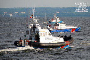 1. Tytuł tematu: patrol graniczny
2. Opis obrazu: jednostki pływające „Strażnik 1” i „Strażnik 3” z Morskiego Oddziału Straży Granicznej podczas patrolowania wybrzeża
3. Data wydarzenia: 2010 r.
4. Osoby widoczne: brak danych
5. Hasła przedmiotowe: Straż Graniczna, środki transportu
6. Opis techniczny: zdjęcie cyfrowe, kolorowe
7. Autor: brak danych
8. Miejsce przechowywania/właściciel: Archiwum Straży Granicznej w Szczecinie