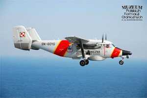 1. Tytuł tematu: patrol graniczny
2. Opis obrazu: samolot Straży Granicznej podczas lotu (Morski Oddział SG) 
3. Data wydarzenia: 2010 r. 
4. Osoby widoczne: brak danych
5. Hasła przedmiotowe: Straż Graniczna, środki transportu
6. Opis techniczny: zdjęcie cyfrowe, kolorowe 
7. Autor: brak danych
8. Miejsce przechowywania/właściciel: Archiwum Straży Granicznej w Szczecinie