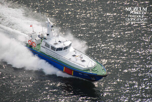 1. Tytuł tematu: patrol graniczny
2. Opis obrazu: łódź „Strażnik 3” z Morskiego Oddziału Straży Granicznej podczas patrolowania wybrzeża    
3. Data wydarzenia: 2010 r. 
4. Osoby widoczne: brak danych
5. Hasła przedmiotowe: Straż Graniczna, środki transportu
6. Opis techniczny: zdjęcie cyfrowe, kolorowe 
7. Autor: brak danych
8. Miejsce przechowywania/właściciel: Archiwum Straży Granicznej w Szczecinie
