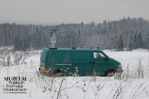 1. Tytuł tematu: samochód Straży Granicznej
2. Opis obrazu: pojazd Volkswagen Synchro - Przewoźna Jednostka Nadzoru (PJN) z wysuniętą głowicą obserwacyjną
3. Data wydarzenia: 2007 r.
4. Osoby widoczne: nie ma
5. Hasła przedmiotowe: Straż Graniczna, środki transportu
6. Opis techniczny: 15 × 10 cm, oryginał, kolorowe
7. Autor: brak danych
8. Miejsce przechowywania/właściciel: Placówka Straży Granicznej w Szczecinie