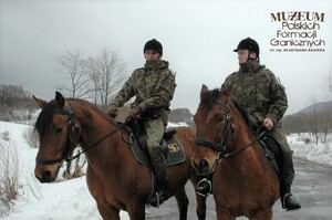 1. Tytuł tematu: patrol konny
2. Opis obrazu: funkcjonariusze Bieszczadzkiego Oddziału Straży Granicznej podczas patrolu konnego w terenie
3. Data wydarzenia: 13.02.2007 r.
4. Osoby widoczne: brak danych
5. Hasła przedmiotowe: Straż Graniczna, ochrona fizyczna
6. Opis techniczny: zdjęcie cyfrowe, kolor
7. Autor: Krzysztof Niemiec 
8. Miejsce przechowywania/właściciel: Archiwum Straży Granicznej w Szczecinie