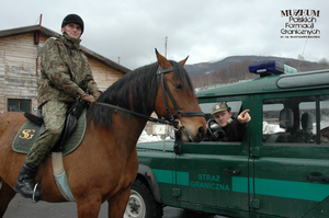 1. Tytuł tematu: patrol konny
2. Opis obrazu: funkcjonariusze Bieszczadzkiego Oddziału Straży Granicznej podczas patrolu konnego w terenie
3. Data wydarzenia: 13.02.2007 r.
4. Osoby widoczne: brak danych
5. Hasła przedmiotowe: Straż Graniczna, ochrona fizyczna
6. Opis techniczny: zdjęcie cyfrowe, kolor
7. Autor: Krzysztof Niemiec 
8. Miejsce przechowywania/właściciel: Archiwum Straży Granicznej w Szczecinie