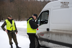 1. Tytuł tematu: patrol graniczny
2. Opis obrazu: funkcjonariusz z Placówki Straży Granicznej w Wetlinie (Bieszczadzki Oddział Straży Granicznej) oraz funkcjonariusz Policji podczas kontroli pojazdu 
3. Data wydarzenia: 04.02.2009 r.
4. Osoby widoczne: brak danych
5. Hasła przedmiotowe: Straż Graniczna, ochrona fizyczna
6. Opis techniczny: zdjęcie cyfrowe, kolor
7. Autor: Krzysztof Niemiec 
8. Miejsce przechowywania/właściciel: Archiwum Straży Granicznej w Szczecinie