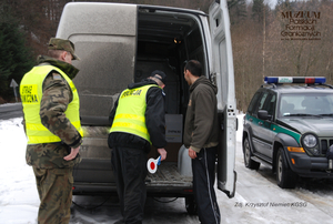 1. Tytuł tematu: patrol graniczny
2. Opis obrazu: funkcjonariusz z Placówki Straży Granicznej w Wetlinie (Bieszczadzki Oddział Straży Granicznej) oraz funkcjonariusz Policji podczas kontroli pojazdu 
3. Data wydarzenia: 04.02.2009 r.
4. Osoby widoczne: brak danych
5. Hasła przedmiotowe: Straż Graniczna, ochrona fizyczna
6. Opis techniczny: zdjęcie cyfrowe, kolor
7. Autor: Krzysztof Niemiec 
8. Miejsce przechowywania/właściciel: Archiwum Straży Granicznej w Szczecinie