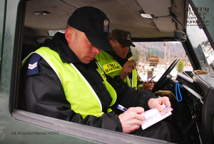 1. Tytuł tematu: patrol graniczny
2. Opis obrazu: funkcjonariusz z Placówki Straży Granicznej w Wetlinie (Bieszczadzki Oddział Straży Granicznej) oraz funkcjonariusz Policji podczas kontroli dokumentów 
3. Data wydarzenia: 04.02.2009 r.
4. Osoby widoczne: brak danych
5. Hasła przedmiotowe: Straż Graniczna, ochrona fizyczna
6. Opis techniczny: zdjęcie cyfrowe, kolor
7. Autor: Krzysztof Niemiec 
8. Miejsce przechowywania/właściciel: Archiwum Straży Granicznej w Szczecinie