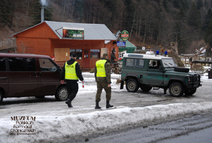 1. Tytuł tematu: patrol graniczny
2. Opis obrazu: funkcjonariusz z Placówki Straży Granicznej w Wetlinie (Bieszczadzki Oddział Straży Granicznej) oraz funkcjonariusz Policji podczas wspólnego patrolu 
3. Data wydarzenia: 04.02.2009 r.
4. Osoby widoczne: brak danych
5. Hasła przedmiotowe: Straż Graniczna, ochrona fizyczna
6. Opis techniczny: zdjęcie cyfrowe, kolor
7. Autor: Krzysztof Niemiec 
8. Miejsce przechowywania/właściciel: Archiwum Straży Granicznej w Szczecinie