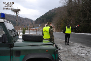 1. Tytuł tematu: patrol graniczny
2. Opis obrazu: funkcjonariusz z Placówki Straży Granicznej w Wetlinie (Bieszczadzki Oddział Straży Granicznej) oraz funkcjonariusz Policji podczas wspólnego patrolu 
3. Data wydarzenia: 04.02.2009 r.
4. Osoby widoczne: brak danych
5. Hasła przedmiotowe: Straż Graniczna, ochrona fizyczna
6. Opis techniczny: zdjęcie cyfrowe, kolor
7. Autor: Krzysztof Niemiec 
8. Miejsce przechowywania/właściciel: Archiwum Straży Granicznej w Szczecinie