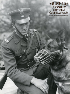 1. Tytuł tematu: psy służbowe 
2. Opis obrazu: żołnierz Wojsk Ochrony Pogranicza z psem służbowym  
3. Data wydarzenia: lata 70. XX w.
4. Osoby widoczne: kpr. Wiesław Garbarczyk
5. Hasła przedmiotowe: Wojska Ochrony Pogranicza, ochrona fizyczna
6. Opis techniczny: 18 cm × 24 cm, oryginał, czarnobiałe
7. Autor: Marian Płowenc
8. Miejsce przechowywania/właściciel: Archiwum Straży Granicznej w Szczecinie