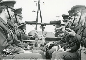 1. Tytuł tematu: psy służbowe 
2. Opis obrazu: żołnierze Wojsk Ochrony Pogranicza podczas wyjazdu na patrol z psem służbowym
3. Data wydarzenia: lata 80. XX w.
4. Osoby widoczne: brak danych 
5. Hasła przedmiotowe: Wojska Ochrony Pogranicza, ochrona fizyczna
6. Opis techniczny: 18 cm × 13 cm, oryginał, czarnobiałe
7. Autor: Marian Płowenc
8. Miejsce przechowywania/właściciel: Archiwum Straży Granicznej w Szczecinie