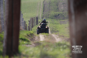 1. Tytuł tematu: patrol graniczny 
2. Opis obrazu: funkcjonariusz z Placówki Straży Granicznej w Dubeninkach (Warmińsko-Mazurski Oddział Straży Granicznej) podczas patrolu z użyciem pojazdu typu quad 
3. Data wydarzenia: 27.04.2009 r.
4. Osoby widoczne: brak danych
5. Hasła przedmiotowe: Straż Graniczna, ochrona fizyczna
6. Opis techniczny: zdjęcie cyfrowe, kolor
7. Autor: Krzysztof Niemiec 
8. Miejsce przechowywania/właściciel: Archiwum Straży Granicznej w Szczecinie