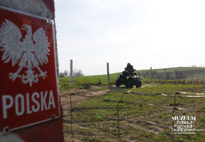 1. Tytuł tematu: patrol graniczny 
2. Opis obrazu: funkcjonariusz z Placówki Straży Granicznej w Dubeninkach (Warmińsko-Mazurski Oddział Straży Granicznej) podczas patrolu z użyciem pojazdu typu quad 
3. Data wydarzenia: 27.04.2009 r.
4. Osoby widoczne: brak danych
5. Hasła przedmiotowe: Straż Graniczna, ochrona fizyczna
6. Opis techniczny: zdjęcie cyfrowe, kolor
7. Autor: Krzysztof Niemiec 
8. Miejsce przechowywania/właściciel: Archiwum Straży Granicznej w Szczecinie