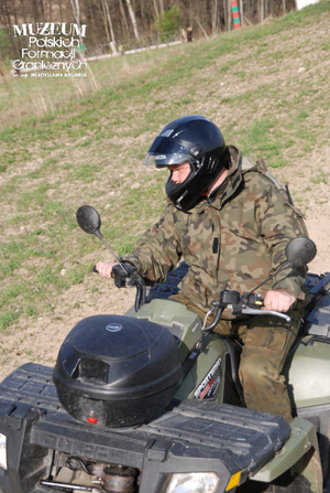 1. Tytuł tematu: patrol graniczny 
2. Opis obrazu: funkcjonariusz z Placówki Straży Granicznej w Dubeninkach (Warmińsko-Mazurski Oddział Straży Granicznej) podczas patrolu z użyciem pojazdu typu quad 
3. Data wydarzenia: 27.04.2009 r.
4. Osoby widoczne: brak danych
5. Hasła przedmiotowe: Straż Graniczna, ochrona fizyczna
6. Opis techniczny: zdjęcie cyfrowe, kolor
7. Autor: Krzysztof Niemiec 
8. Miejsce przechowywania/właściciel: Archiwum Straży Granicznej w Szczecinie