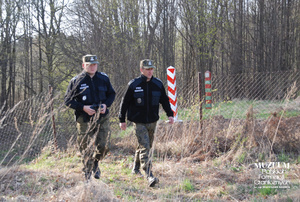 1. Tytuł tematu: patrol graniczny 
2. Opis obrazu: funkcjonariusze z Placówki Straży Granicznej w Dubeninkach (Warmińsko-Mazurski Oddział Straży Granicznej) podczas patrolu w terenie  
3. Data wydarzenia: 27.04.2009 r.
4. Osoby widoczne: brak danych
5. Hasła przedmiotowe: Straż Graniczna, ochrona fizyczna
6. Opis techniczny: zdjęcie cyfrowe, kolor
7. Autor: Krzysztof Niemiec 
8. Miejsce przechowywania/właściciel: Archiwum Straży Granicznej w Szczecinie