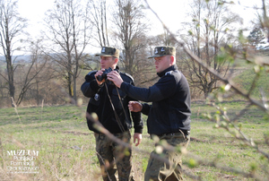1. Tytuł tematu: patrol graniczny 
2. Opis obrazu: funkcjonariusze z Placówki Straży Granicznej w Dubeninkach (Warmińsko-Mazurski Oddział Straży Granicznej) podczas patrolu w terenie  
3. Data wydarzenia: 27.04.2009 r.
4. Osoby widoczne: brak danych
5. Hasła przedmiotowe: Straż Graniczna, ochrona fizyczna
6. Opis techniczny: zdjęcie cyfrowe, kolor
7. Autor: Krzysztof Niemiec 
8. Miejsce przechowywania/właściciel: Archiwum Straży Granicznej w Szczecinie