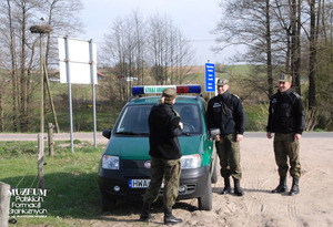 1. Tytuł tematu: patrol graniczny 
2. Opis obrazu: funkcjonariusze z Placówki Straży Granicznej w Dubeninkach (Warmińsko-Mazurski Oddział Straży Granicznej) podczas patrolu w terenie  
3. Data wydarzenia: 27.04.2009 r.
4. Osoby widoczne: brak danych
5. Hasła przedmiotowe: Straż Graniczna, ochrona fizyczna
6. Opis techniczny: zdjęcie cyfrowe, kolor
7. Autor: Krzysztof Niemiec 
8. Miejsce przechowywania/właściciel: Archiwum Straży Granicznej w Szczecinie