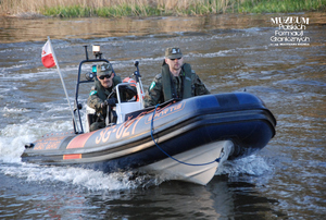 1. Tytuł tematu: patrol graniczny 
2. Opis obrazu: funkcjonariusze z Placówki Straży Granicznej w Sępopolu (Warmińsko-Mazurski Oddział Straży Granicznej) podczas patrolu na rzece  Łynie 
3. Data wydarzenia: 28.04.2009 r.
4. Osoby widoczne: brak danych
5. Hasła przedmiotowe: Straż Graniczna, ochrona fizyczna
6. Opis techniczny: zdjęcie cyfrowe, kolor
7. Autor: Krzysztof Niemiec 
8. Miejsce przechowywania/właściciel: Archiwum Straży Granicznej w Szczecinie