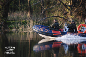1. Tytuł tematu: patrol graniczny 
2. Opis obrazu: funkcjonariusze z Placówki Straży Granicznej w Sępopolu (Warmińsko-Mazurski Oddział Straży Granicznej) podczas patrolu na rzece Łynie  
3. Data wydarzenia: 28.04.2009 r.
4. Osoby widoczne: brak danych
5. Hasła przedmiotowe: Straż Graniczna, ochrona fizyczna
6. Opis techniczny: zdjęcie cyfrowe, kolor
7. Autor: Krzysztof Niemiec 
8. Miejsce przechowywania/właściciel: Archiwum Straży Granicznej w Szczecinie