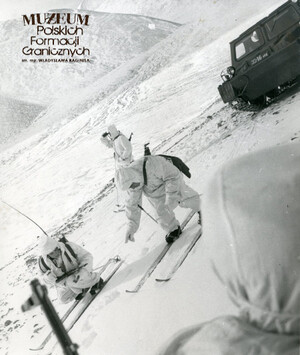 1. Tytuł tematu: patrol graniczny
2. Opis obrazu: żołnierze Wojsk Ochrony Pogranicza podczas patrolu na nartach w terenie górskim w warunkach zimowych – badanie śladów na śniegu 
3. Data wydarzenia: lata 80. XX w.
4. Osoby widoczne: brak danych
5. Hasła przedmiotowe: Wojska Ochrony Pogranicza, ochrona fizyczna
6. Opis techniczny: 18 cm × 21.5 cm, oryginał, czarnobiałe
7. Autor: brak danych
8. Miejsce przechowywania/właściciel: Archiwum Straży Granicznej w Szczecinie