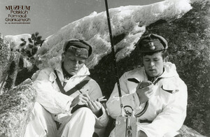 1. Tytuł tematu: patrol graniczny
2. Opis obrazu: żołnierze Wojsk Ochrony Pogranicza podczas patrolu w terenie górskim w warunkach zimowych
3. Data wydarzenia: lata 80. XX w.
4. Osoby widoczne: brak danych
5. Hasła przedmiotowe: Wojska Ochrony Pogranicza, ochrona fizyczna
6. Opis techniczny: 24 cm × 18 cm, oryginał, czarnobiałe
7. Autor: brak danych
8. Miejsce przechowywania/właściciel: Archiwum Straży Granicznej w Szczecini