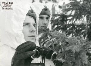 1. Tytuł tematu: patrol graniczny
2. Opis obrazu: żołnierze Wojsk Ochrony Pogranicza podczas patrolu w terenie górskim w warunkach zimowych
3. Data wydarzenia: lata 80. XX w.
4. Osoby widoczne: brak danych
5. Hasła przedmiotowe: Wojska Ochrony Pogranicza, ochrona fizyczna
6. Opis techniczny: 18 cm × 13 cm, oryginał, czarnobiałe
7. Autor: brak danych
8. Miejsce przechowywania/właściciel: Archiwum Straży Granicznej w Szczecinie