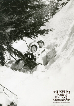 1. Tytuł tematu: patrol graniczny
2. Opis obrazu: żołnierze Wojsk Ochrony Pogranicza podczas patrolu w terenie górskim w warunkach zimowych
3. Data wydarzenia: lata 80. XX w.
4. Osoby widoczne: brak danych
5. Hasła przedmiotowe: Wojska Ochrony Pogranicza, ochrona fizyczna
6. Opis techniczny: 13 cm × 18 cm, oryginał, czarnobiałe
7. Autor: brak danych
8. Miejsce przechowywania/właściciel: Archiwum Straży Granicznej w Szczecinie