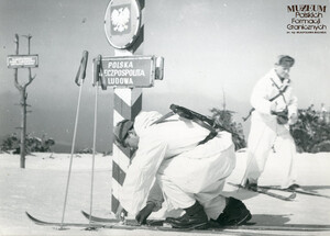 1. Tytuł tematu: patrol graniczny
2. Opis obrazu: żołnierze Wojsk Ochrony Pogranicza podczas patrolu na nartach w terenie górskim w warunkach zimowych (obszar Karkonoskiego Parku Narodowego)
3. Data wydarzenia: lata 80. XX w.
4. Osoby widoczne: brak danych
5. Hasła przedmiotowe: Wojska Ochrony Pogranicza, ochrona fizyczna
6. Opis techniczny: 18 cm × 13 cm, oryginał, czarnobiałe
7. Autor: brak danych
8. Miejsce przechowywania/właściciel: Archiwum Straży Granicznej w Szczecinie
